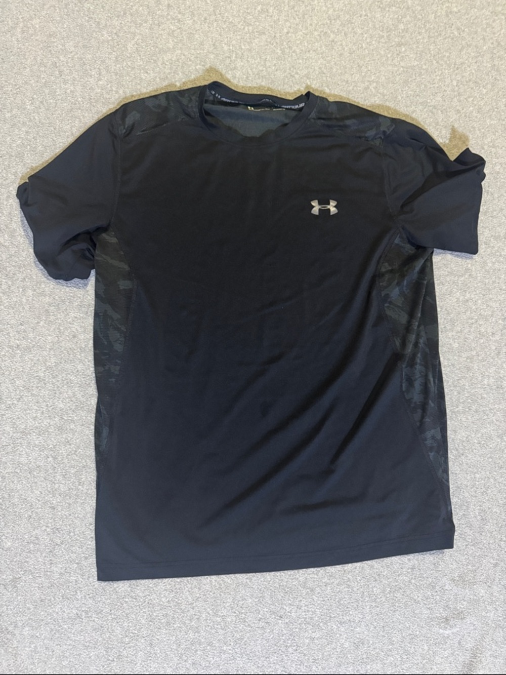 Under Armour Men’s L Black Short Sleeve Athletic Tee w/ Camo Print on Back